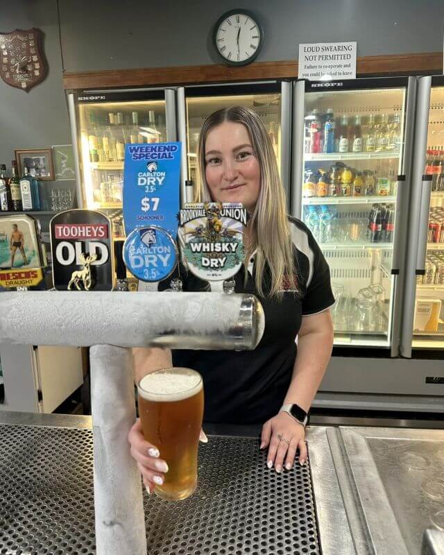 Featured image for “$7 Schooners: Weekend Special at Leeton & District Bowling Club”